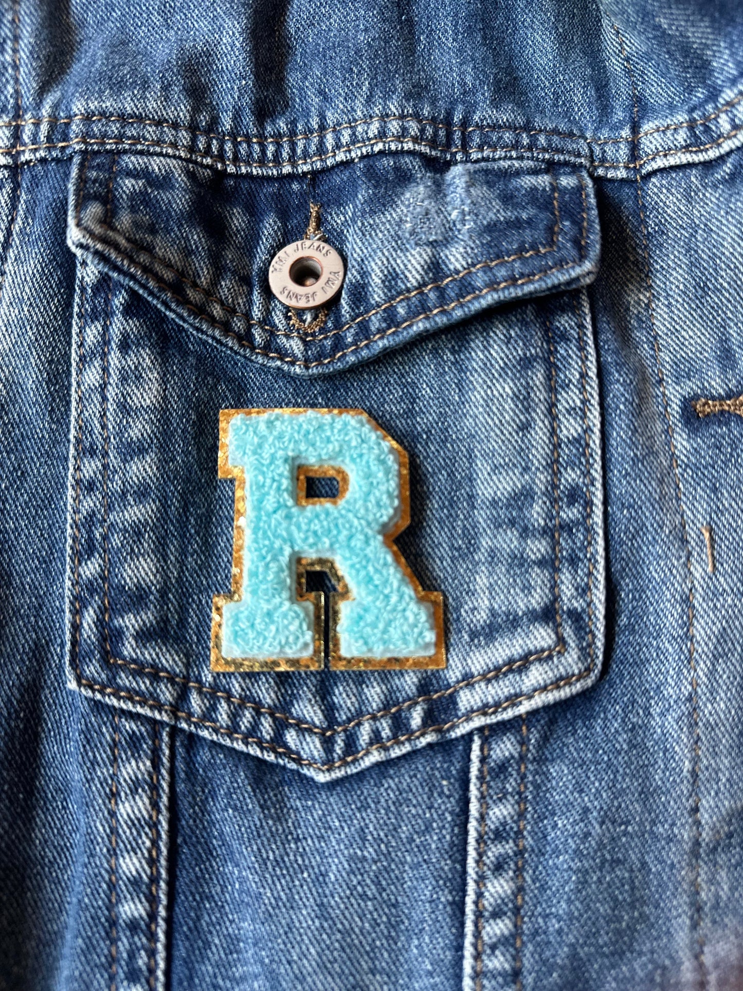 R